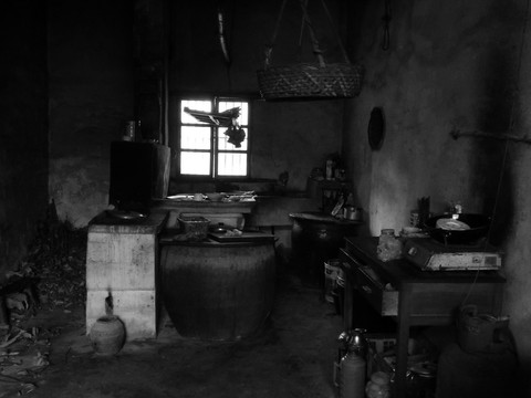 阴暗的农村厨房