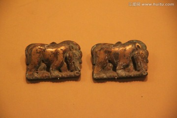 汉代 鎏金马形浮雕铜带饰