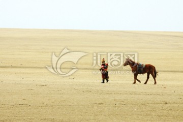 穿战袍牵马的蒙古族士兵