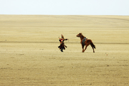 穿战袍驯马的蒙古族士兵