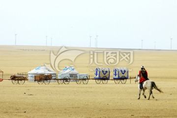 草原上骑马奔跑的蒙古族