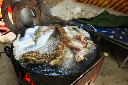 蒙古包里煮羊肉