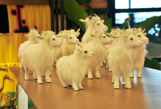 一群长毛羊玩偶
