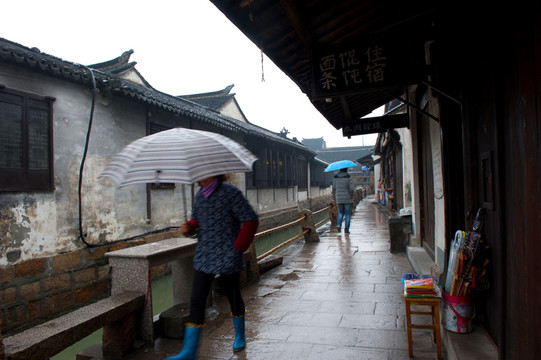 苏州昆山周庄古镇冬天雨景水景