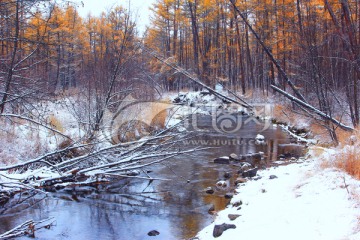 河流秋色雪景
