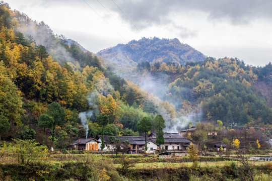 小山村 炊烟