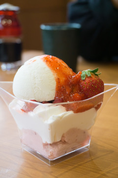 草莓冰淇淋 甜品