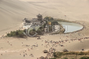 鸣沙山月牙泉