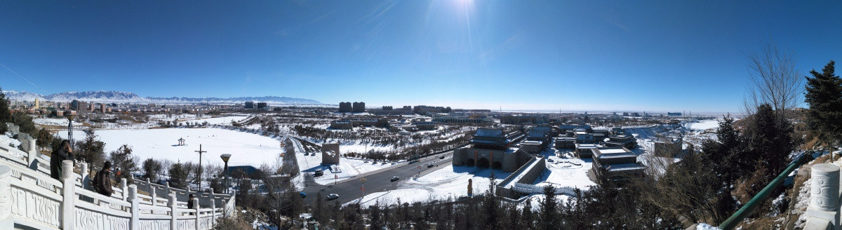 山、城市、雪（全景图）