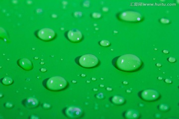 绿色背景水滴