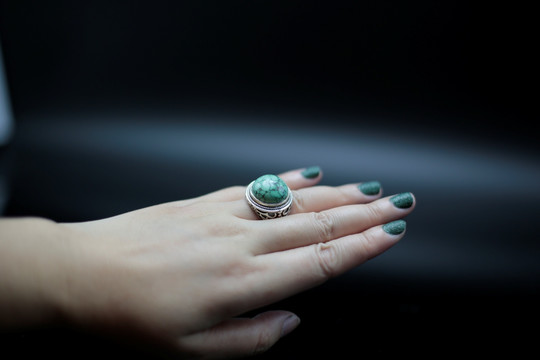 手戴绿松石戒指