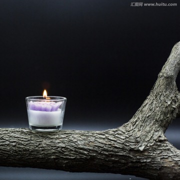 树桩上燃烧的蜡烛