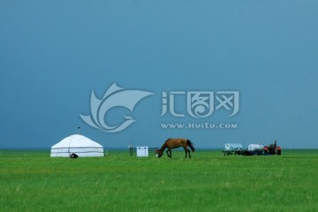 夏季草原蒙古包和马