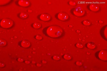 红色背景水滴