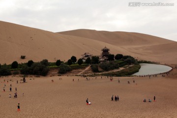 鸣沙山驼队