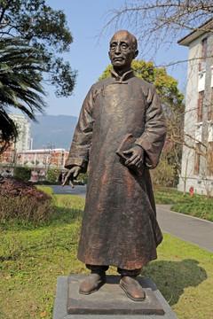 吴宓雕像