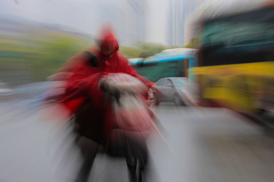 雨中骑电动车人