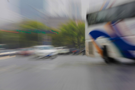 雨天大巴车