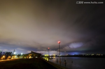 雨夜空港