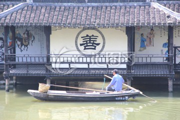 划船的人 古镇