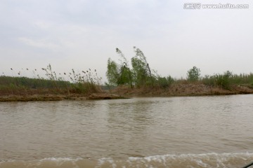 静静的河水