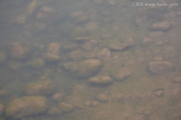 河中鹅卵石
