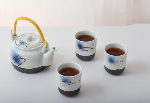 一个茶壶三个茶杯