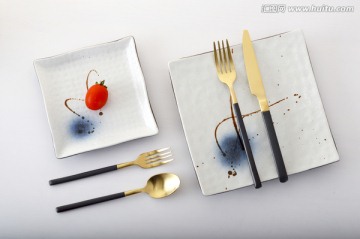 金色不锈钢刀叉勺和陶瓷餐具