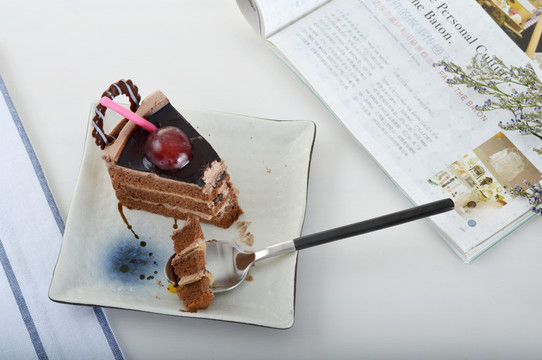 一碟美味的巧克力蛋糕切件