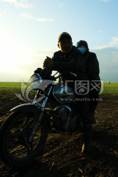 骑摩托车的蒙古人