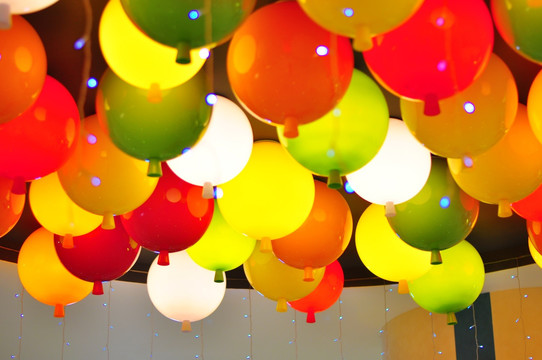 色彩气球状的灯饰
