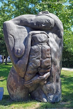 奥运中心区雕塑母与子