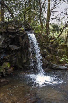 山泉瀑布