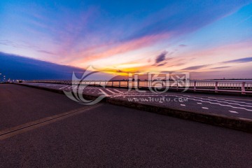上海滴水湖夕阳风光