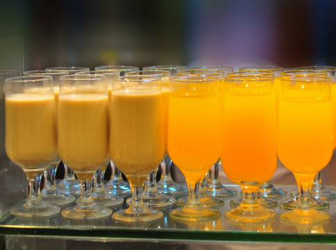 玻璃杯装的奶茶与橙汁