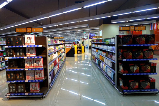 超市内景 货架 保税商品