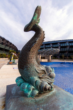 滴水湖皇冠假日酒店泳池雕塑