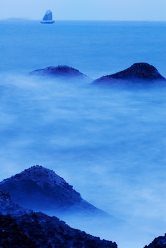 蔚蓝的海水与礁石