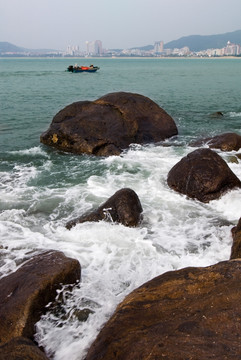 海浪与礁石