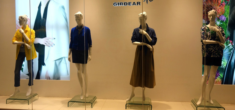 女装店 服装店 橱窗 模特