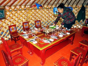 蒙古族传统礼仪宴请餐桌