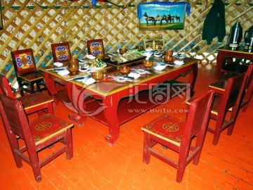 蒙古包里的餐桌