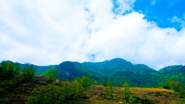 高山  蓝天白云