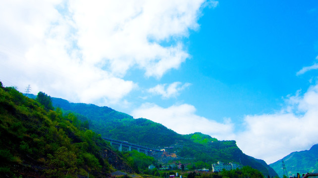 大山 蓝天白云