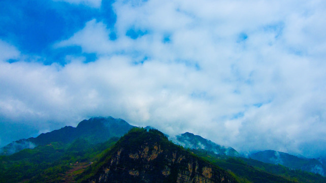 山峰 蓝天白云