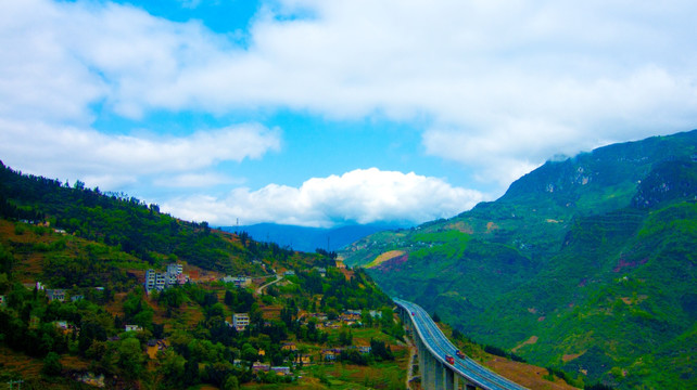 穿行 大山 高速路