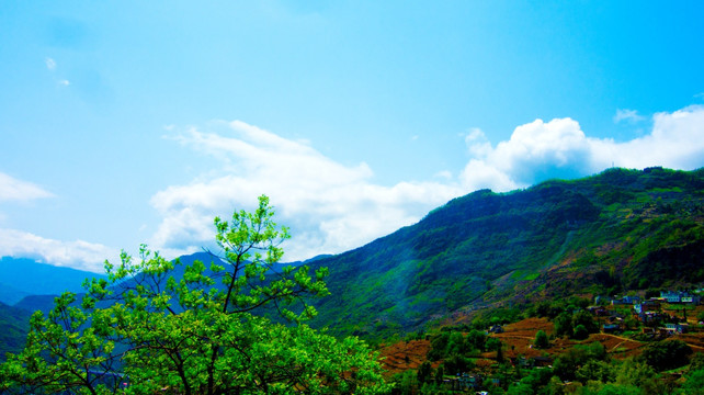 山村  蓝天白云