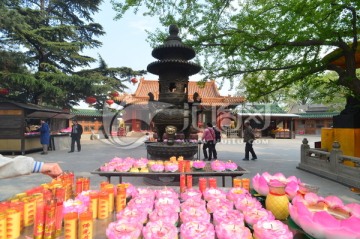 寺庙莲花灯