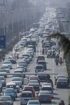 公路上拥挤的汽车