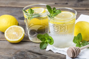 一杯柠檬薄荷水